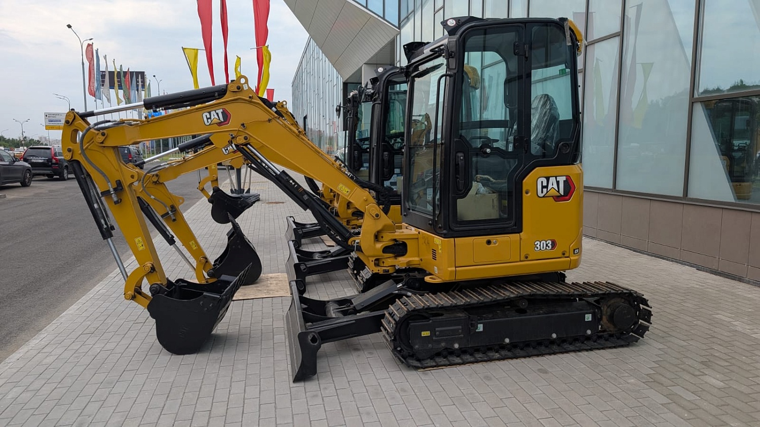 Новый мини-экскаватор CAT 303CR — выбор для надежной работы